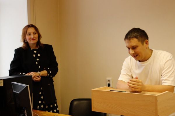 Руководитель клуба Ольга Аркадьевна Артемьева и участник заседания Борис Морозов