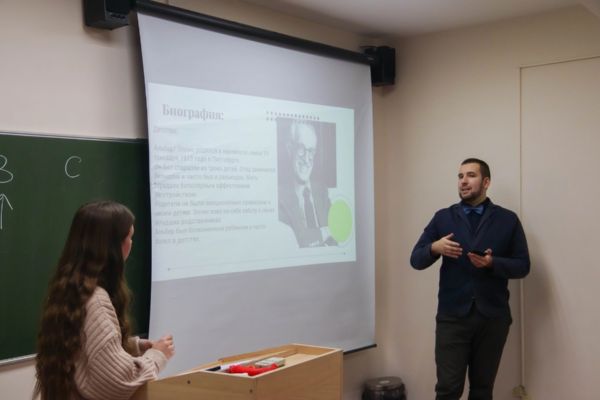 Докладчик Полина Суханова и оппонент Александр Лузгин представляют работу А. Бека